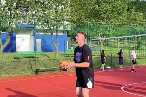 雷迪克16秒喊停换下巴村，场边对喷后甩锅"正常操作"